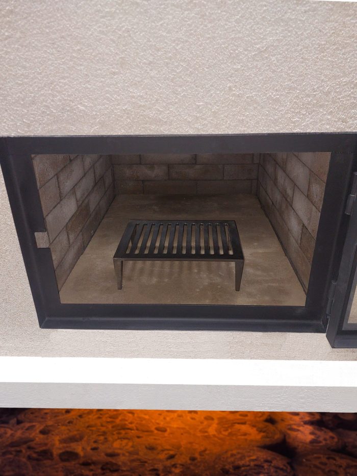 Piec chlebowy do pizzy ogrodowy na taras z drzwiami kominkowymi na drewno - obrazek 22