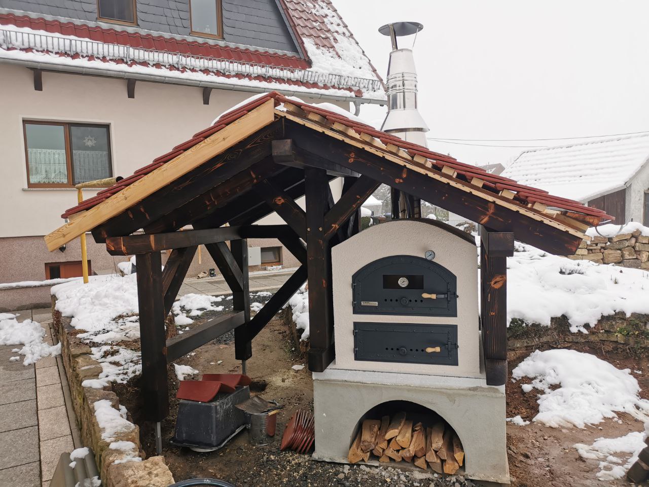 photo_2022-12-04_19-04-13 Piec opalany drewnem w ogrodzie pod drewnianą zabudową