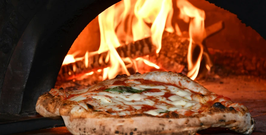 piec-do-pizzy-gastronomia Piec do pizzy w restauracji gastronomicznej.